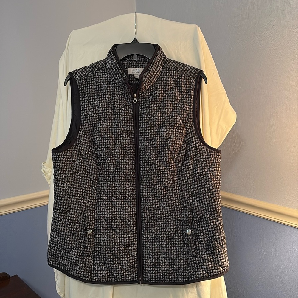 Women’s black and white vest